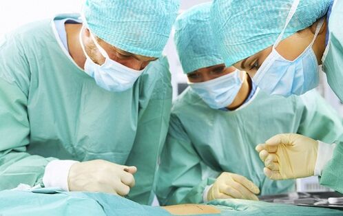 Les chirurgiens effectuent une chirurgie plastique pour augmenter la longueur et l'épaisseur du pénis