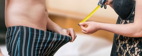 Une femme mesure la durée d'un homme d'un membre